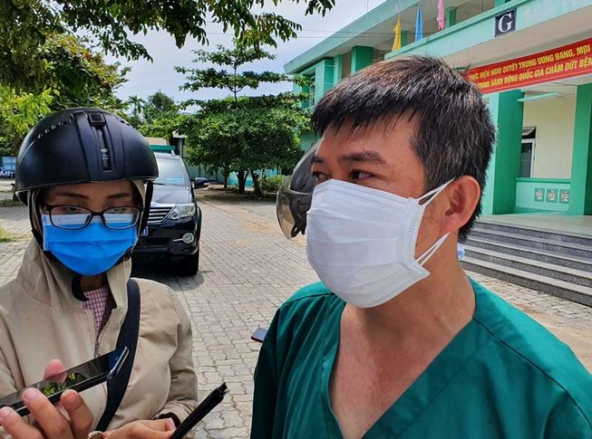 Bác sĩ Trần Thanh Linh chia sẻ với báo chí. Ảnh: DB