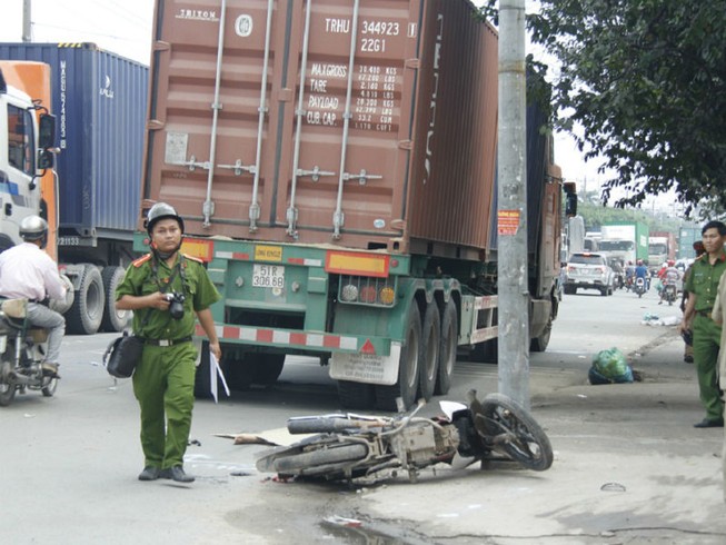 Người đàn ông 39 tuổi bị container cán tử vong