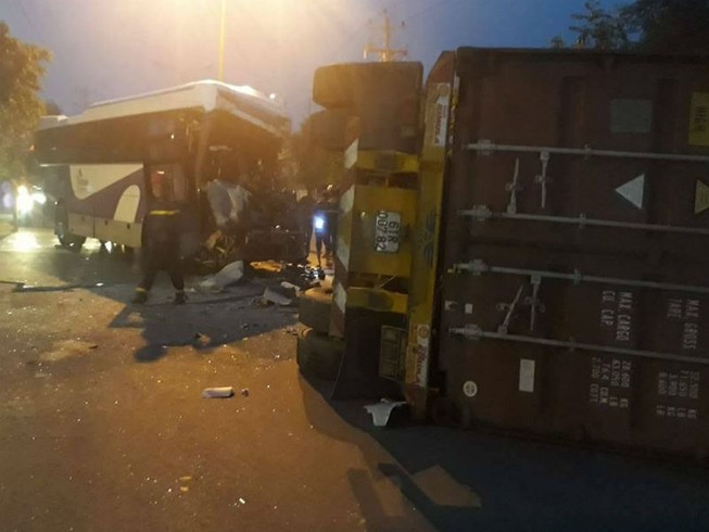 Xe khách tông container, tài xế chết thảm