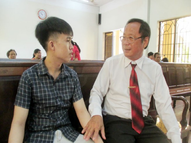 Sát hại cha dượng vì thường xuyên đánh đập mẹ