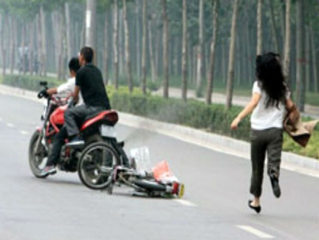 Kẻ cướp giật gian xảo và cô gái trẻ bản lĩnh