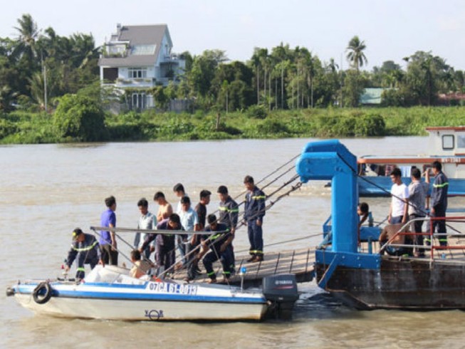 Người lái sà lan tông chìm 2 mẹ con mất tích khai gì?