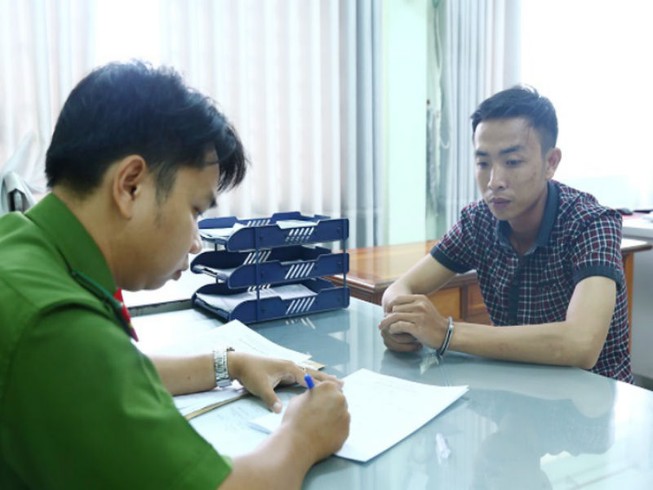 Kẻ hiếp dâm bị thiếu nữ chống cự trong bãi đất trống
