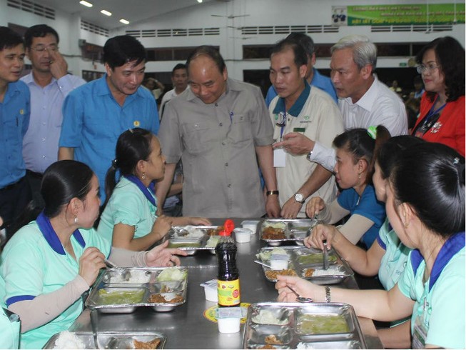 Thủ tướng ăn cơm tập thể cùng hàng trăm công nhân