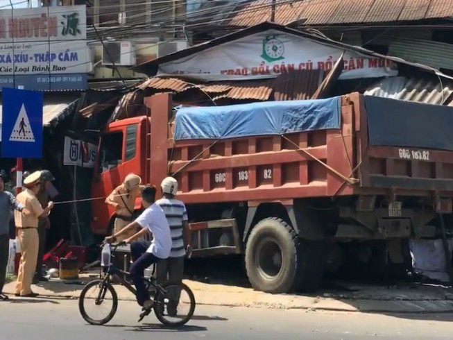Xe ben lao sập nhà dân bên đường