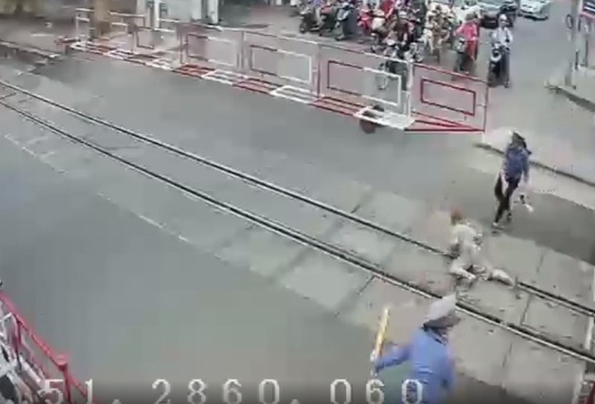 Hai nữ nhân viên dũng cảm cứu bà cụ trước đầu tàu hỏa