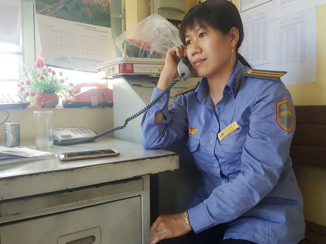 Hai nữ nhân viên gác tàu kể lại khoảnh khắc cứu cụ bà
