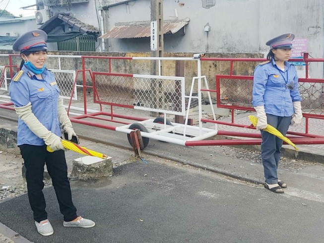 Hai nữ gác tàu dũng cảm cứu bà cụ nhận nhiều khen thưởng