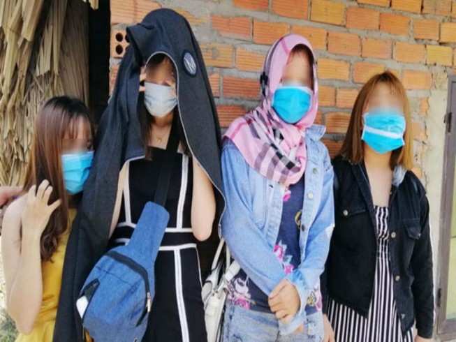 Nhiều cô gái cầu cứu trong quán cà phê 'sung sướng' ở Đồng Nai