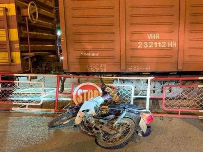 Tử vong khi tông vào gác chắn tàu hỏa ở Biên Hòa