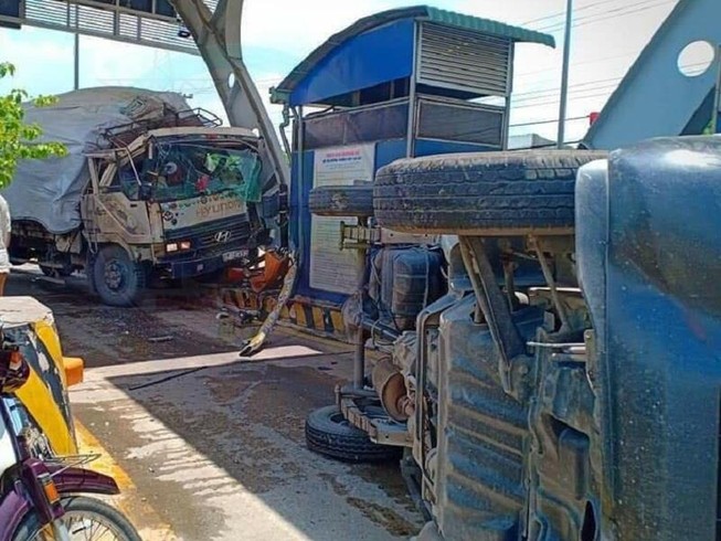 Tai nạn liên hoàn, ô tô chở gỗ tông trạm thu phí ở Đồng Nai