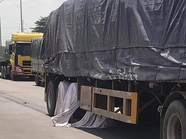 Người đàn ông chết thảm dưới bánh container ở Đồng Nai