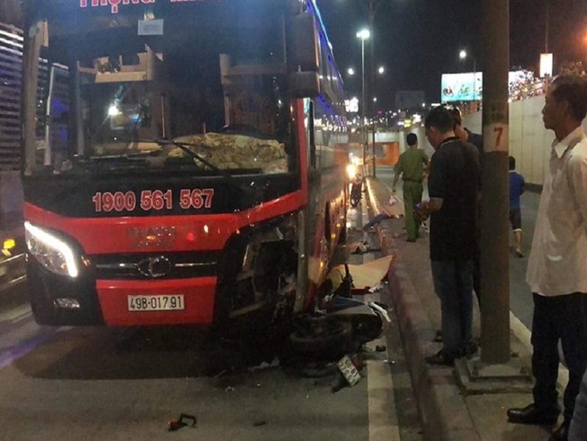 Đấu đầu xe khách dưới hầm chui, hai thanh niên tử vong