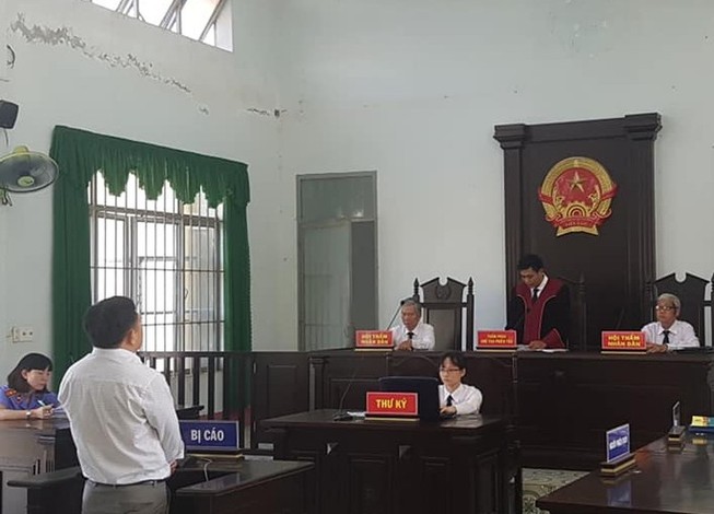 Vụ ném vỡ kính ô tô: Quan điểm 'đá nhau' giữa các cơ quan