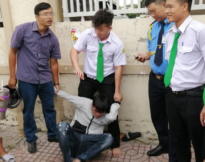 Kẻ cướp giật xịt hơi cay vào người truy bắt