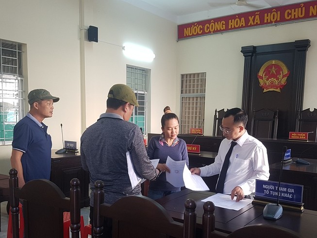 Lại hoãn xử vụ bị bắt vì làm phiền người khác 20 phút