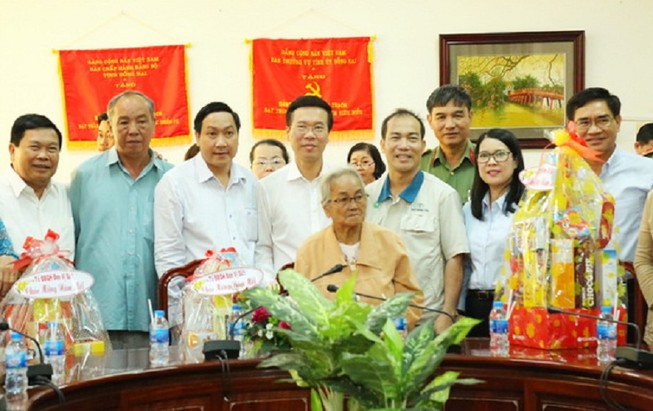 Trưởng Ban Tuyên giáo Trung ương tặng quà tết tại Đồng Nai