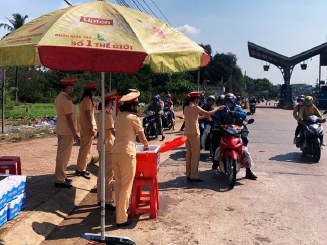 CSGT tỉnh Đồng Nai tặng nước, khăn lạnh cho người đi đường