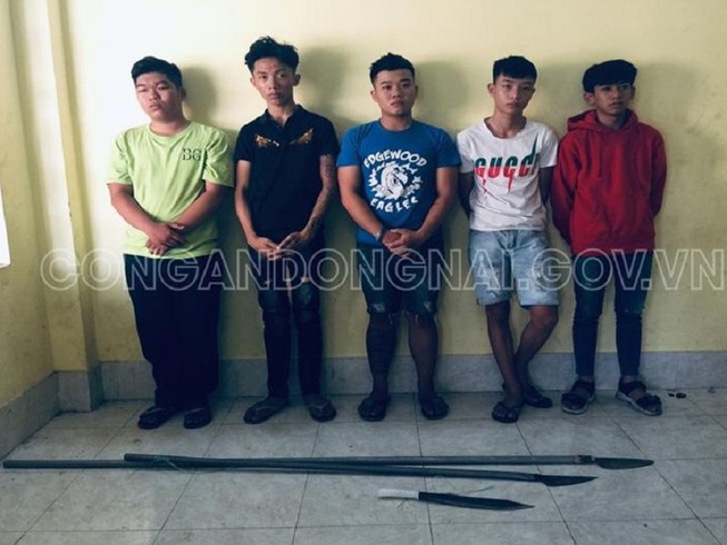 Nhóm thanh niên mang hung khí để 'huyết chiến' ở Đồng Nai