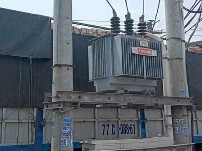 1 tài xế xe tải chết thảm trên bình điện hạ thế
