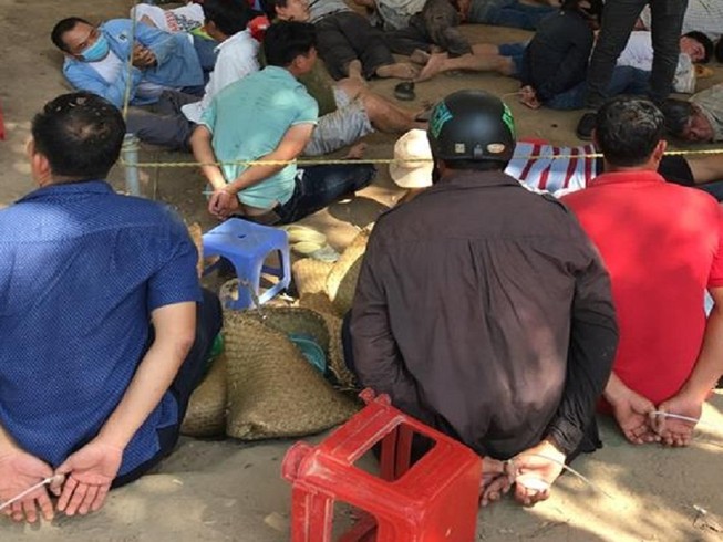 Cảnh sát vây sòng bạc giáp ranh 3 tỉnh, bắt 130 người