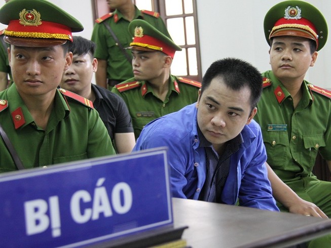 Giang '36' lãnh 4 năm tù vì vây xe công an