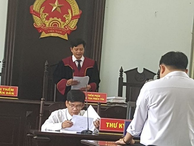 Tòa tuyên án vụ ném vỡ kính xe hơi dù 'loạn' kết quả định giá