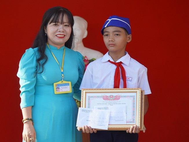 Cậu học trò dọn rác miệng cống trong mưa được khen thưởng