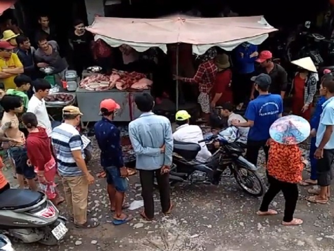 Đánh nhau 'giúp bạn', 2 thanh niên bị đâm gục tại chợ