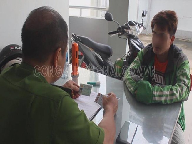 Lái xe công nghệ hối lộ công an để 'giải cứu' 2 cô gái bán dâm