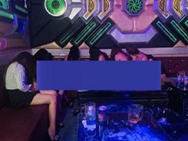 Đồng Nai: Nhiều nữ tiếp viên múa thoát y trong quán karaoke