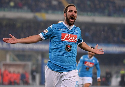 Bỏ Napoli sang Juventus, Higuain biến thành người hùng trong... toilet
