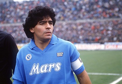 Higuain bị fan Napoli 'ném đá', Maradona lên tiếng can thiệp