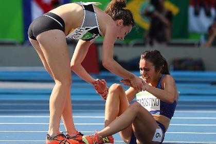 Đôi bạn gặp nạn trên đường đua 5.000 m được vào vòng chung kết