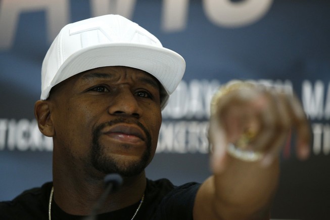 Mayweather: “McGregor! Đừng... sủa nữa, đấu đi!”