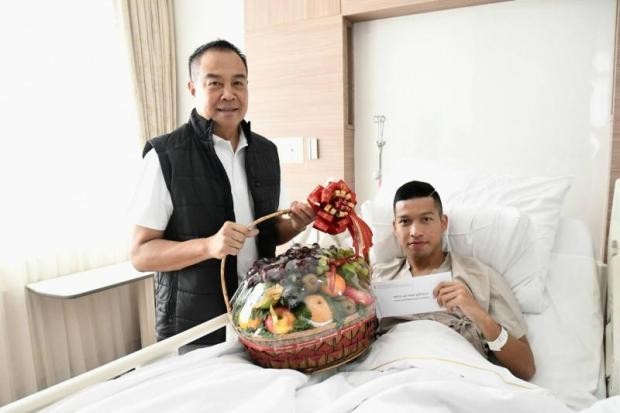 Chủ tịch LĐBĐ Thái Lan chăm nom các danh thủ