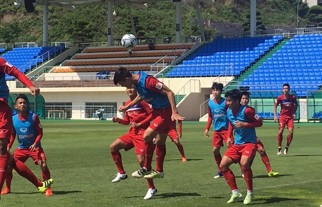 U-22 Việt Nam tập bài phản công ở Hàn Quốc