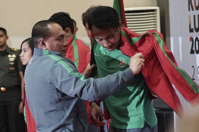 Tướng Edy mặc áo cho U-22 Indonesia đánh bại Thái