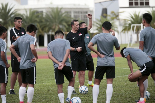 Đá đâu thua đó, HLV Singapore vẫn không từ chức