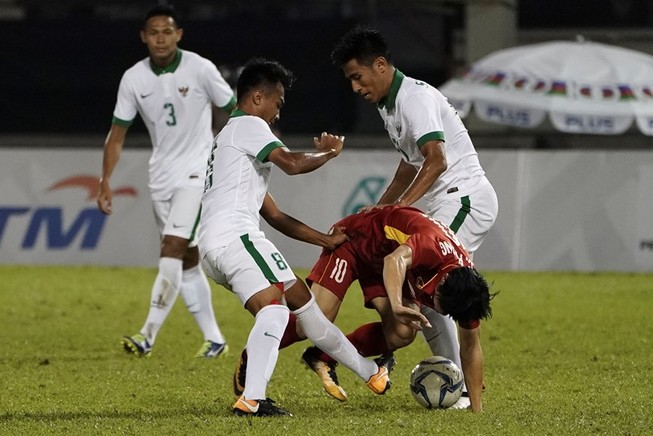 Phòng ngự Indonesia chặn đứng 'máy bay ném bom' VN