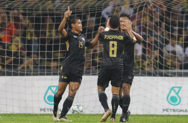 Thủ môn sai lầm, U22 Malaysia lại dâng cúp cho Thái Lan