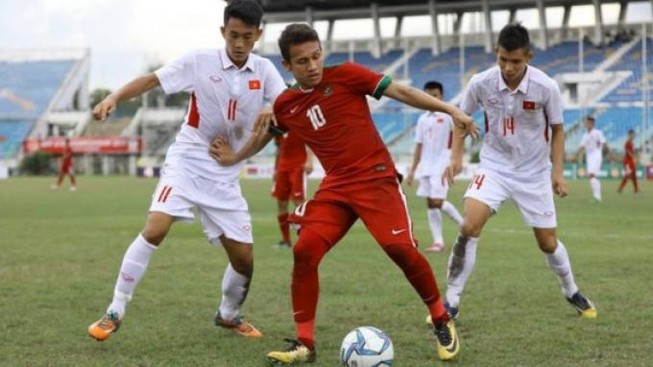 Ngoi lên không nổi, Indonesia tìm gen trội bóng đá