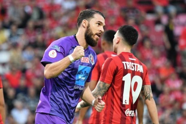 Bán quân ồ ạt, Muangthong trả giá đội cũ của Kiatisak