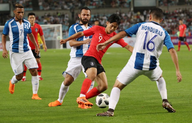 ‘Messi Hàn’ chuyền bóng cho Son Heong-min ghi bàn