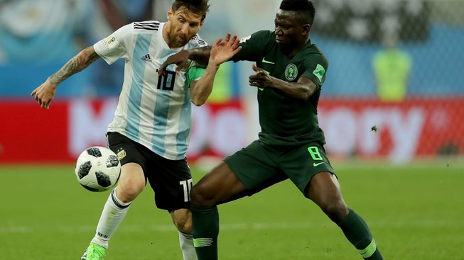 Đừng lấy Messi xúc phạm Maradona