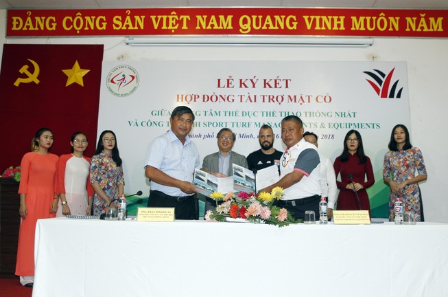 Sân Thống Nhất thoát cảnh đá bóng như đi... cày ruộng