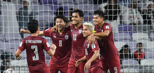 Thái Lan vào vòng 16 Asian Cup 2019 bằng 'cổng chính'