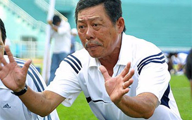 Trung vệ Kim Hằng: 'Em chào chị đi'