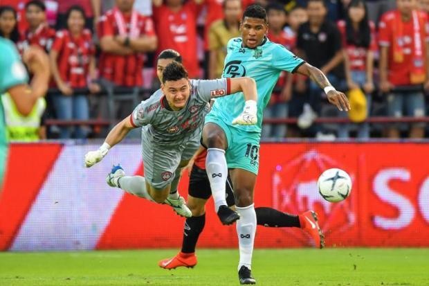 Văn Lâm vào lưới nhặt bóng, Muangthong thua trận mở màn