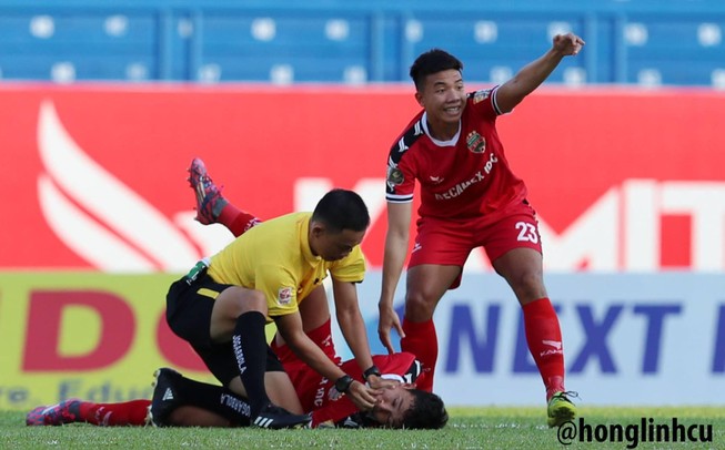 Hoan hô trọng tài Ngô Duy Lân